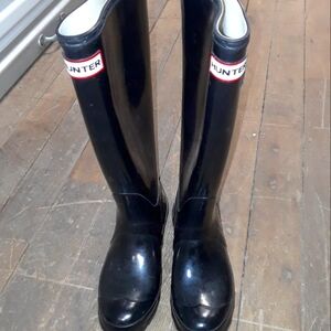 Hunter rain boots in black.  Size 6.
